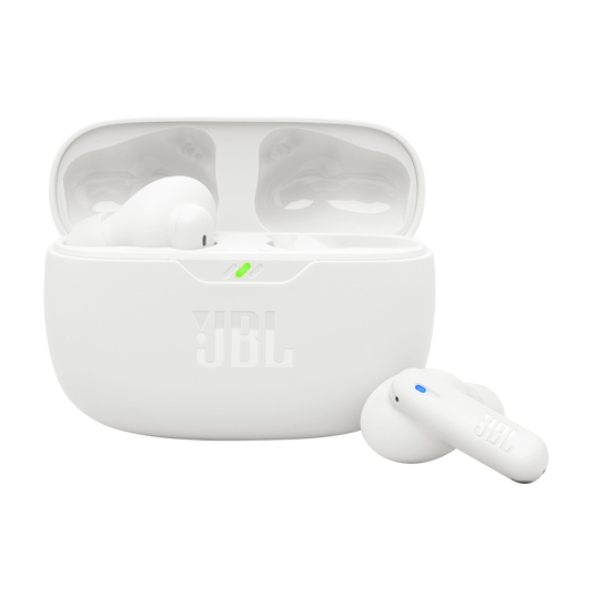 Audífonos inalámbricos JBL blancos con estuche de carga abierto y luz verde en vista diagonal