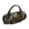 Caja de parlante portátil JBL Charge 6 camuflado verde con asa en vista diagonal