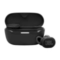 Estuche de carga JBL negro en vista frontal con logo superior y luz indicadora