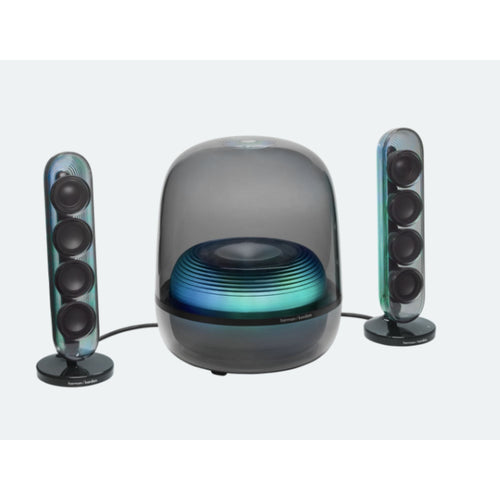 Parlantes de escritorio negros con carcasa transparente, cables y base circular en vista diagonal