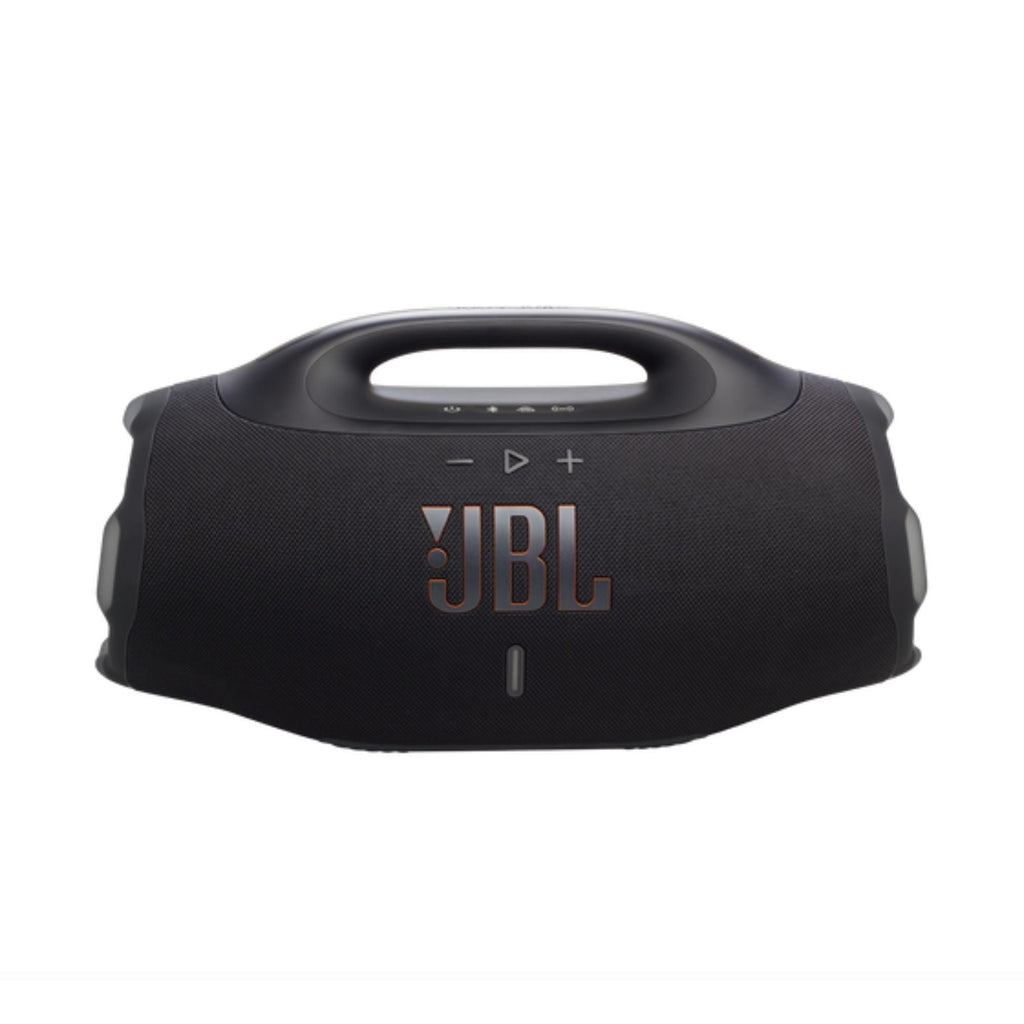 Parlante portátil JBL negro con asa superior y logo visible en vista frontal en la playa