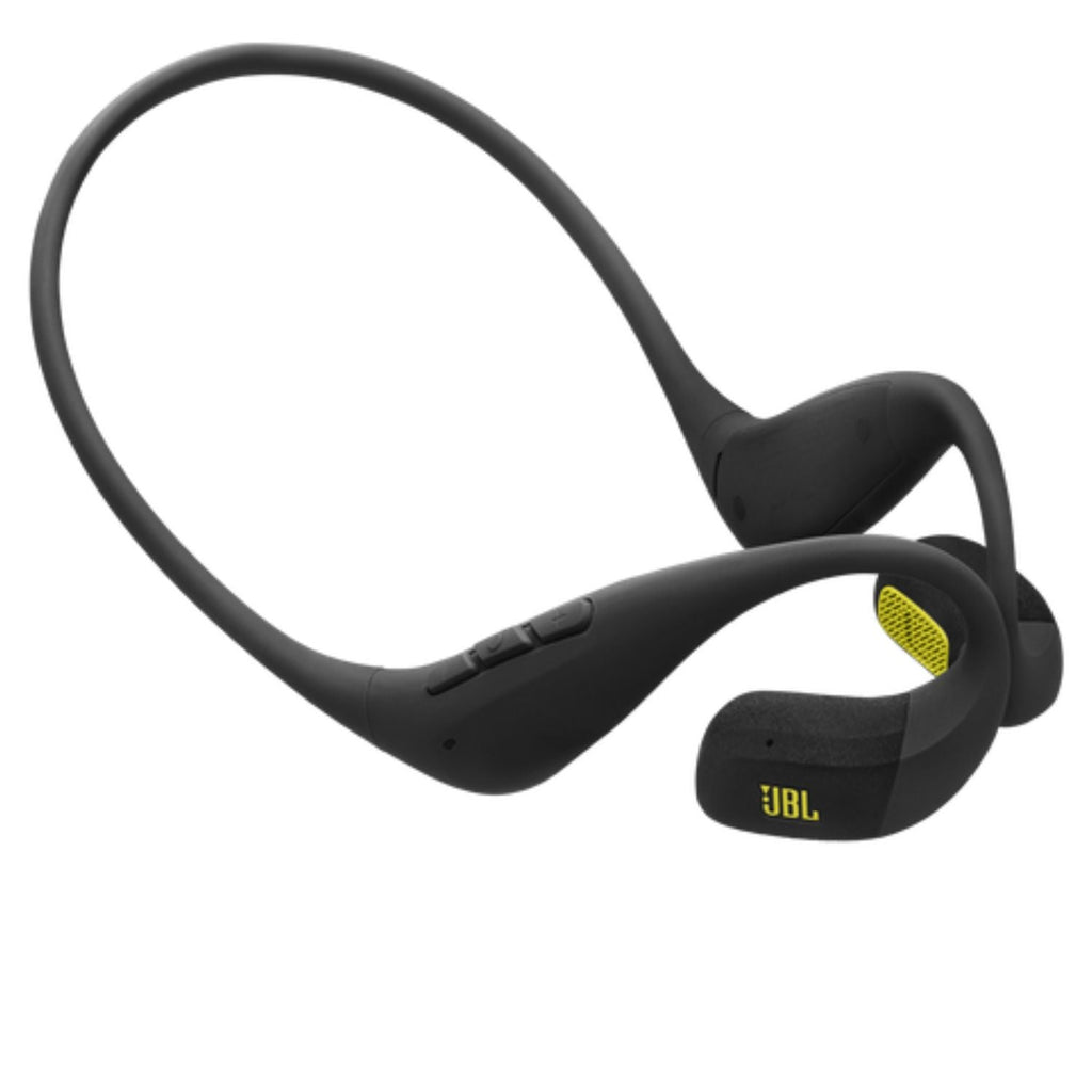 Auriculares deportivos JBL negros con gancho para oreja y botones laterales en vista diagonal