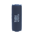 Parlante portátil JBL azul con malla texturizada y logo vertical en vista frontal