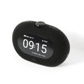 Reloj despertador JBL negro con altavoz de tela y pantalla digital en vista frontal