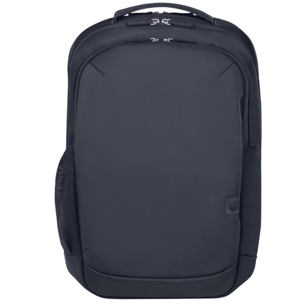 Mochila negra en vista lateral con correas acolchadas, cierres y bolsillo de malla