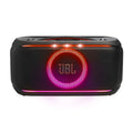 Parlante JBL negro con luces LED circulares, correa y micrófono en vista frontal diagonal
