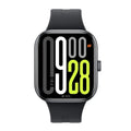 Smartwatch negro con pantalla rectangular en muñeca, vista cercana con chaqueta azul