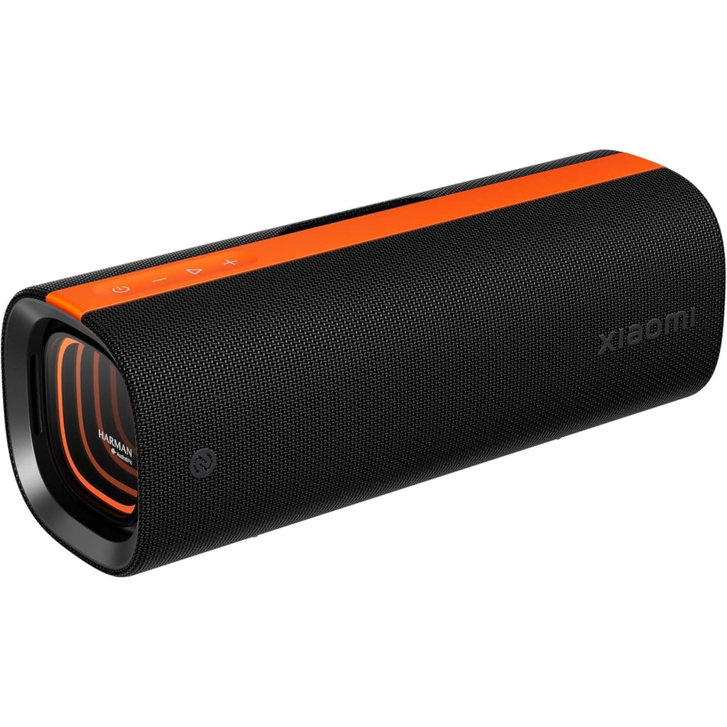 Parlante portátil Xiaomi negro y naranja con rejilla texturizada en vista diagonal