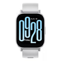 Reloj inteligente plateado con correa blanca y pantalla rectangular en vista diagonal